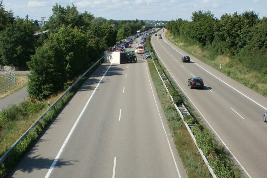autobahn-837643_1920