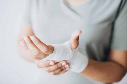 bandage-close-up-hands-1571172